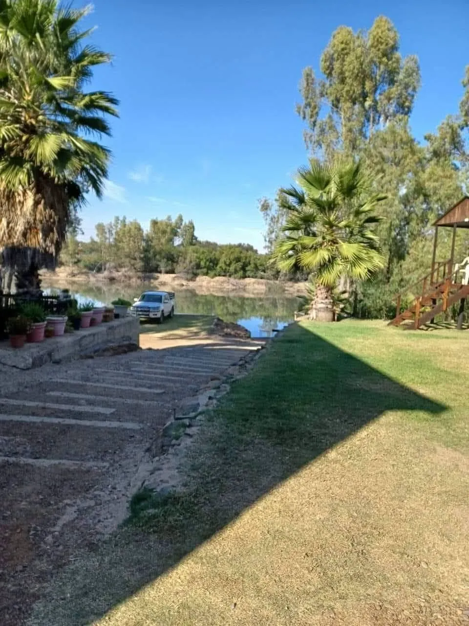 River lawn and vehicle access | Plekkie In Die Son - North West - Bloemhof - Vaal River