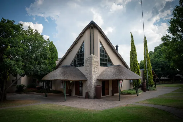 Lekoa Lodge grounds and thatched buildings | Lekoa Lodge - Free State - Villiers - Vaal River