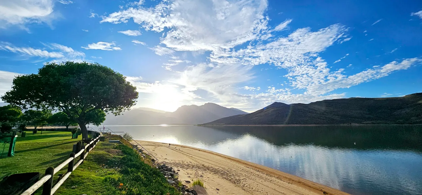 Lakeside lawn and dam view | Quaggaskloof Waterski Club - Western Cape - Worcester - Brandvlei Dam (Quaggaskloof)