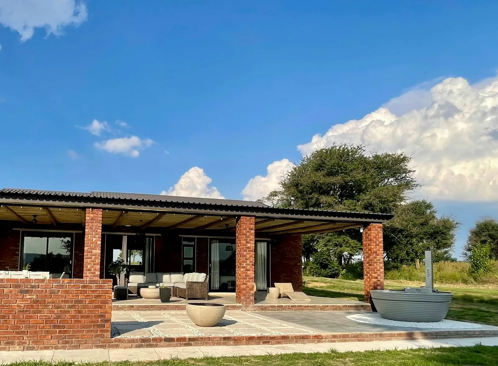 Stoep lounge and Kol Kol hot tub at Shadowleaf, Groendraai River Cottages | Groendraai River Cottages - Shadowleaf - Limpopo - Vaalwater