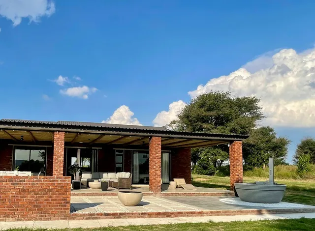 Stoep lounge and Kol Kol hot tub at Shadowleaf, Groendraai River Cottages | Groendraai River Cottages - Shadowleaf - Limpopo - Vaalwater