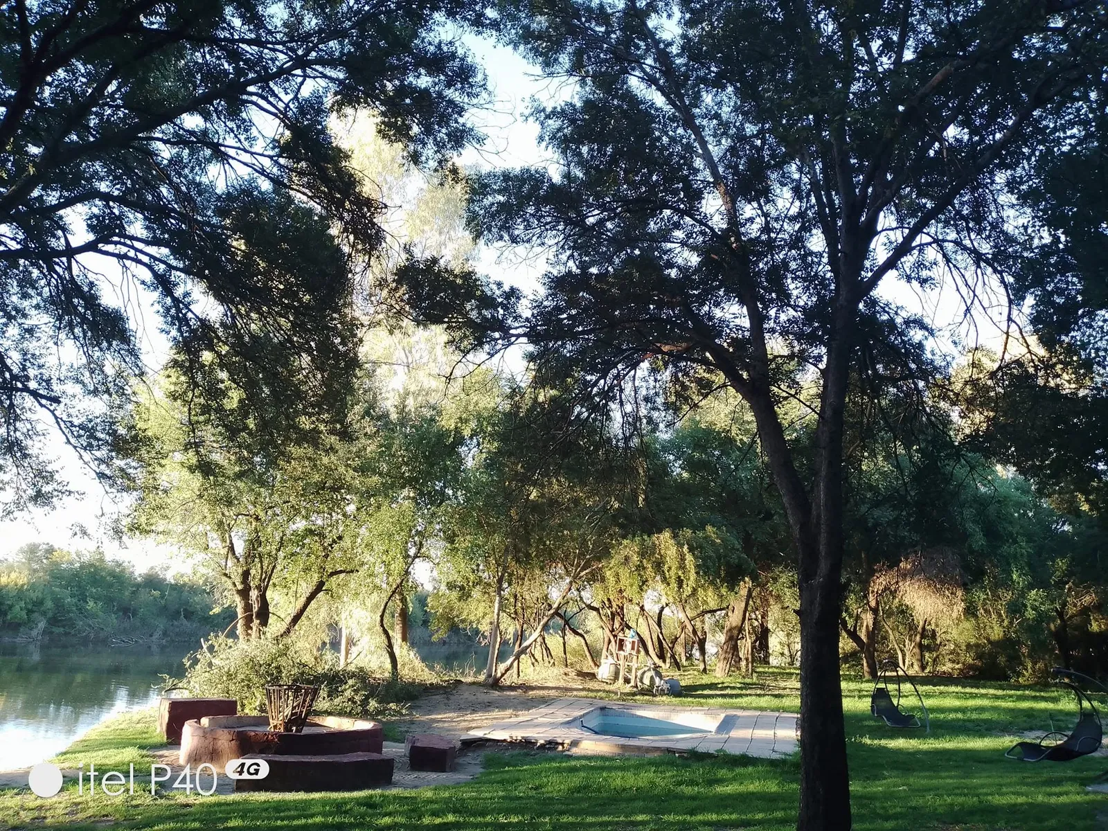 Shaded lawn and splash pool by the Vaal River | Sunrise River Lodge - Free State - Orkney - Vaal River