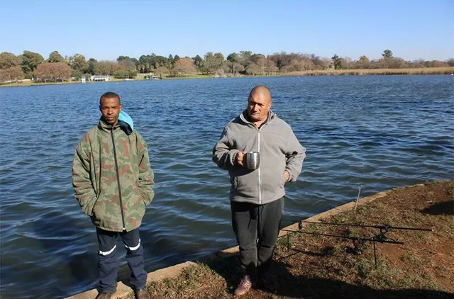 Anglers at the lake shore | Florida Lake - Gauteng - Roodepoort - Florida Lake