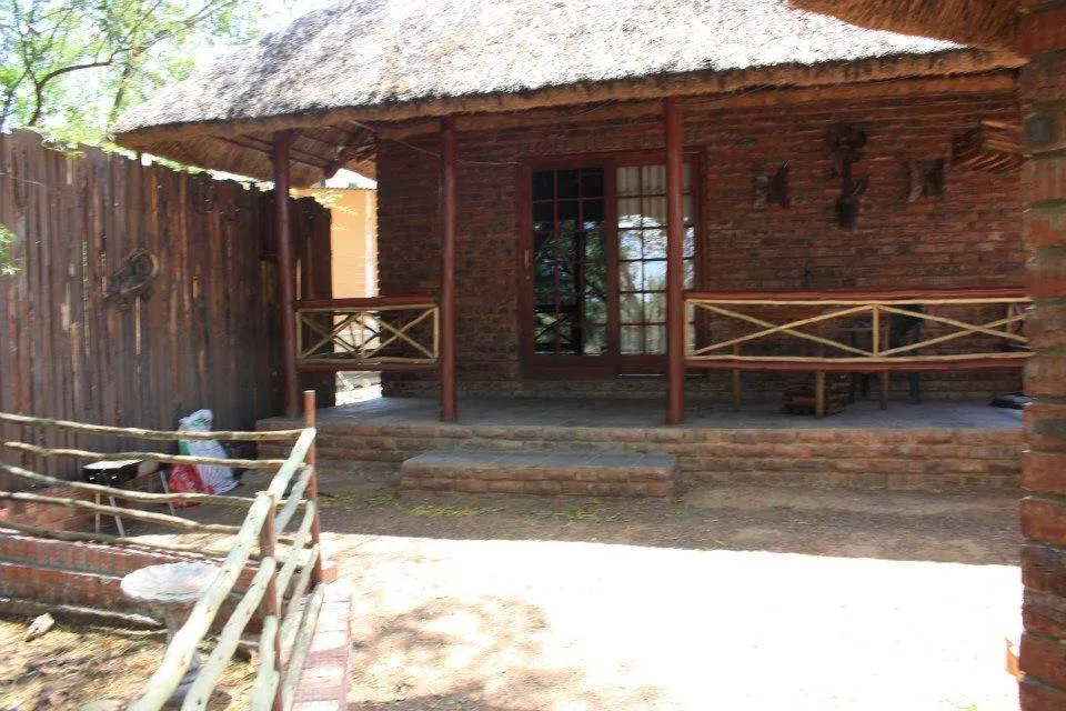 Self-catering flat with thatched roof | Daan Se Plek - North West - Bloemhof - Vaal River