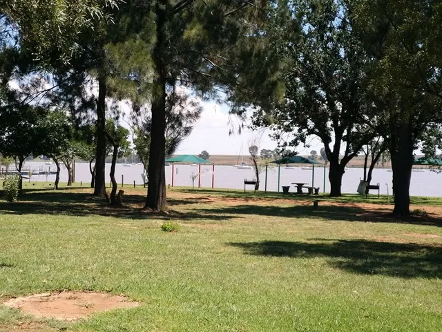 Resort waterfront picnic area | Vaal Marina Resort - Gauteng - Vaal Marina - Vaal Dam
