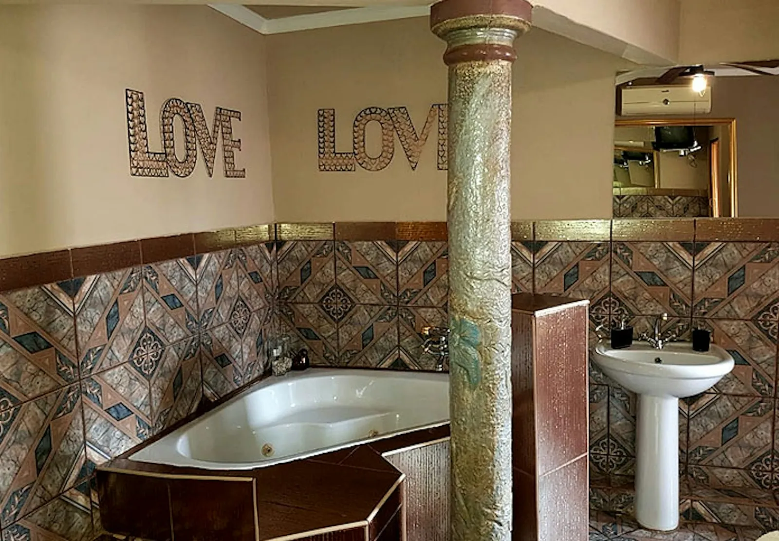 Guest bathroom with spa bath | Plek Vanni Visarend - North West - Bloemhof - Vaal River