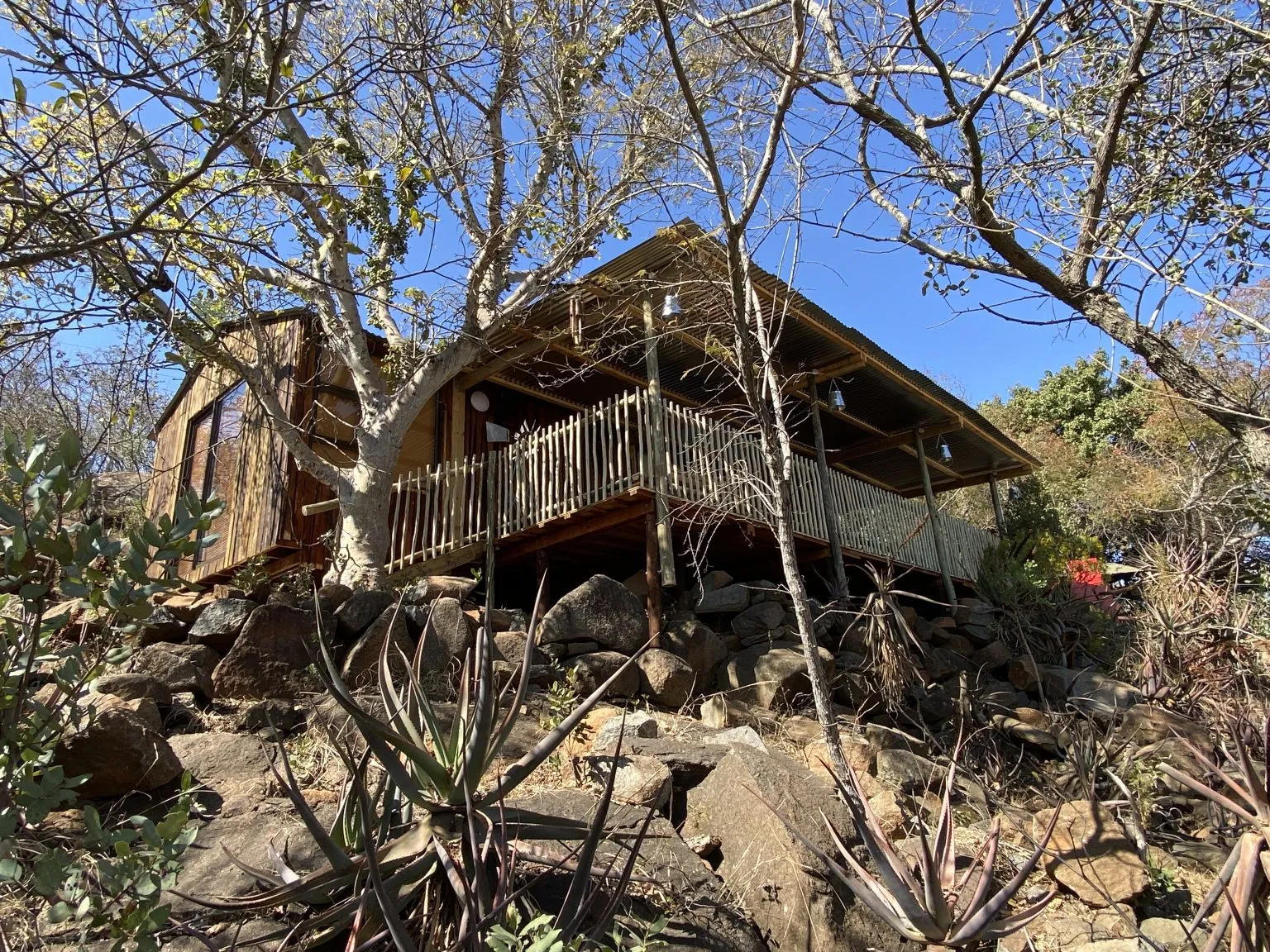Bushveld cabin on the hillside | Plaas Paardebloem - Limpopo - Roossenekal