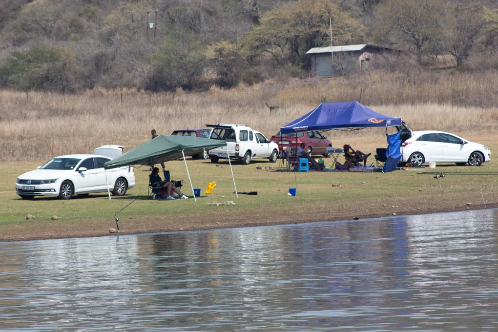 Day visitors on the dam bank | Msinsi - Albert Falls - KwaZulu-Natal - Pietermaritzburg - Albert Falls Dam