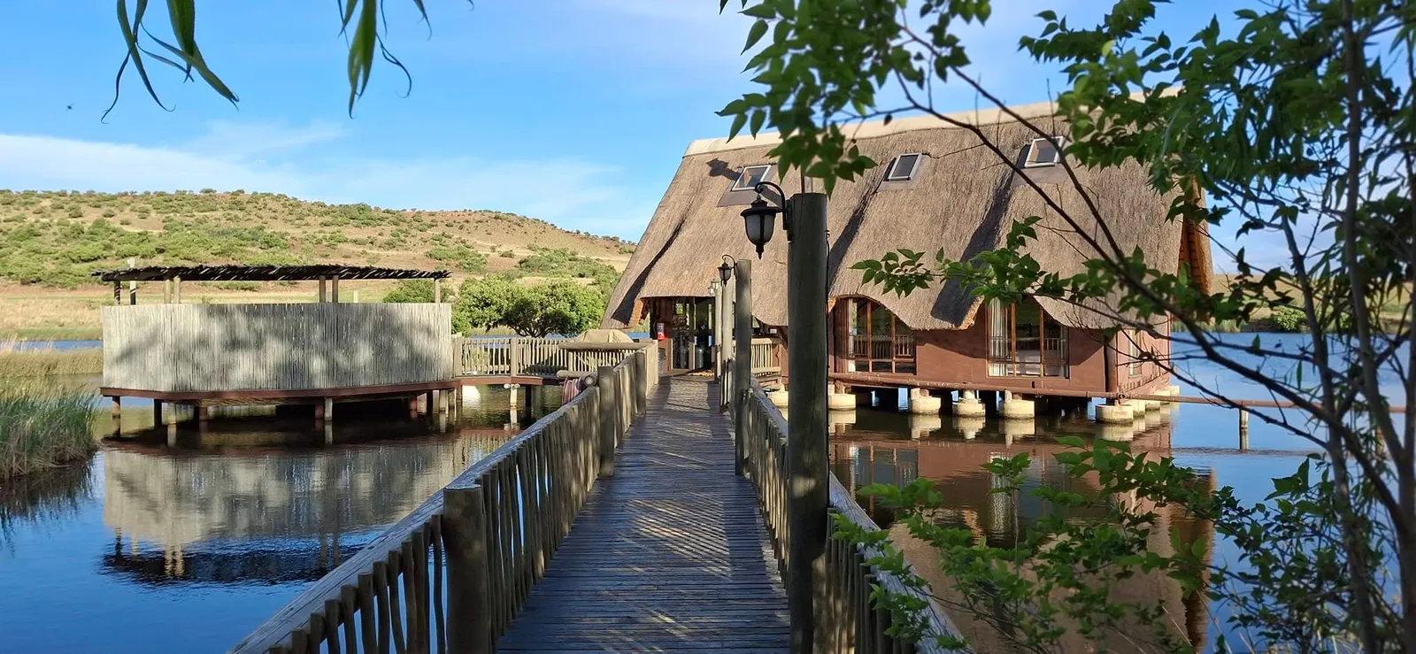 Thatched cottage over the dam | Thatcher's Rest - KwaZulu-Natal - Dundee