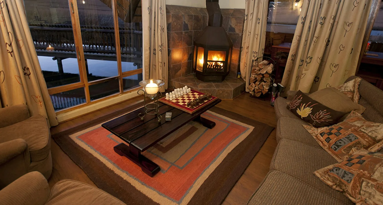 Lounge with fireplace and dam view | Thatcher's Rest - KwaZulu-Natal - Dundee