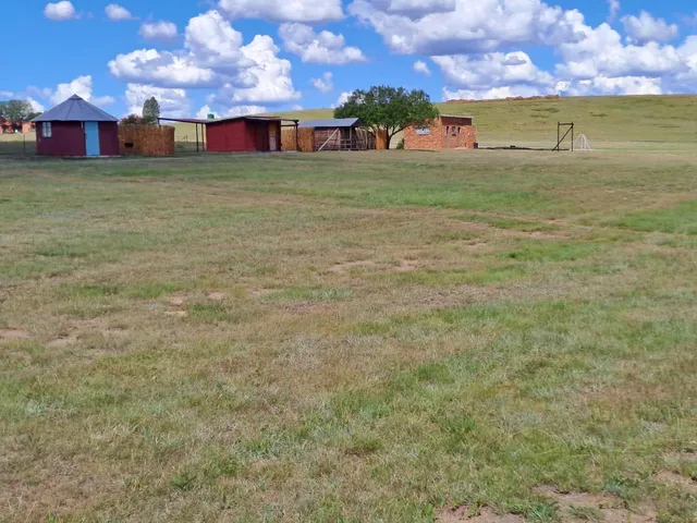 Resort chalets and rondawel on open grounds | Aqua-Via Hengel Oord - Free State - Villiers