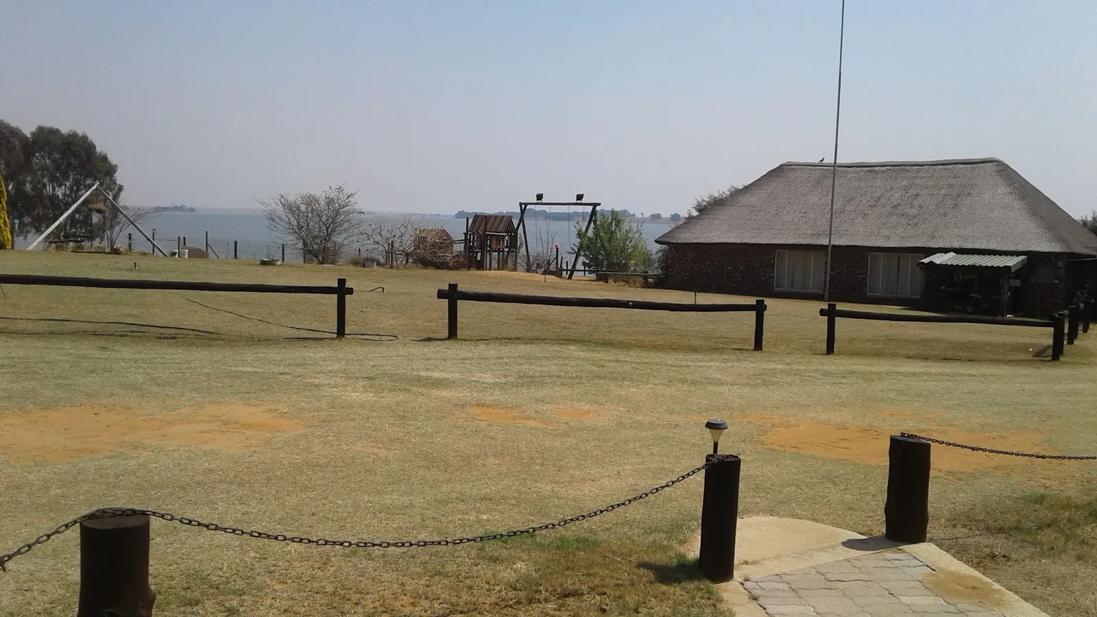Thatched lapa and Vaal Dam frontage | Zandfontein Visvang/Fishing - Free State - Frankfort - Vaal Dam
