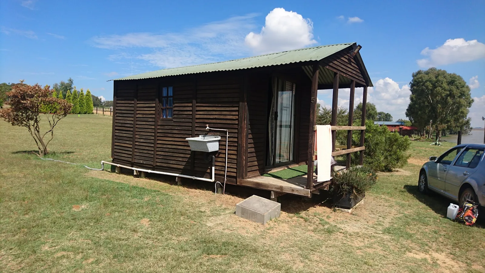 Wooden fishing cabin on the grass | Zandfontein Visvang/Fishing - Free State - Frankfort - Vaal Dam