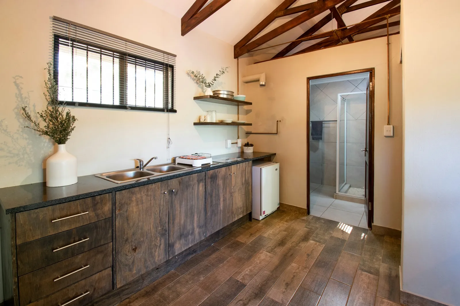Chalet kitchenette and bathroom | Ukutula Resort - Mpumalanga - Dullstroom