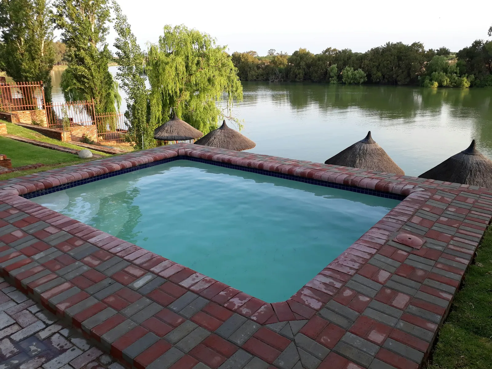 Communal braai on the riverbank | Carlimyn - North West - Bloemhof - Vaal River