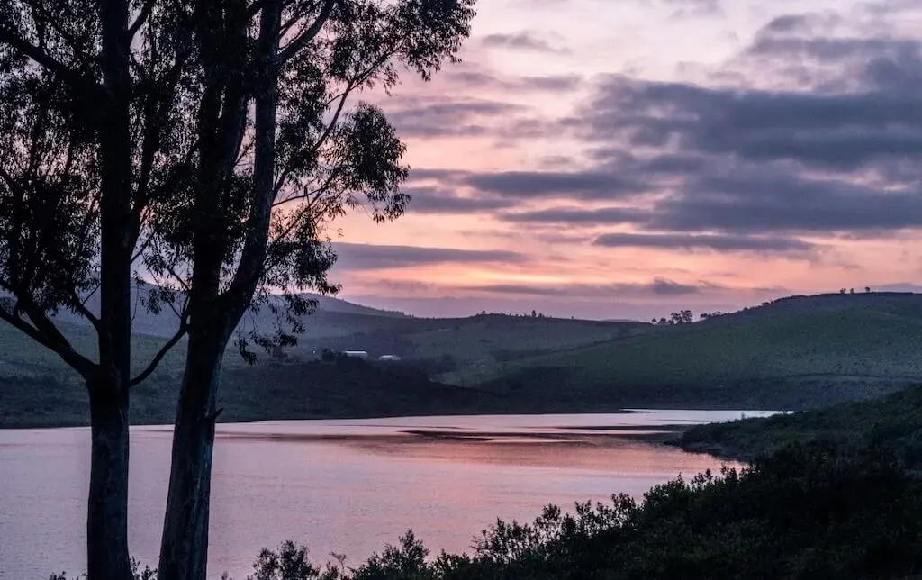Resort buildings above the dam at dusk | Korentepoort Dam - Western Cape - Riversdale - Korentepoort Dam
