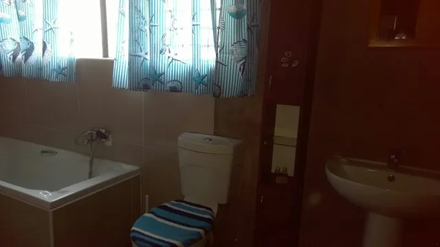 Bathroom with bath and shower at Kolgans, Dejandri | Dejandri - Kolgans - North West - Ventersdorp