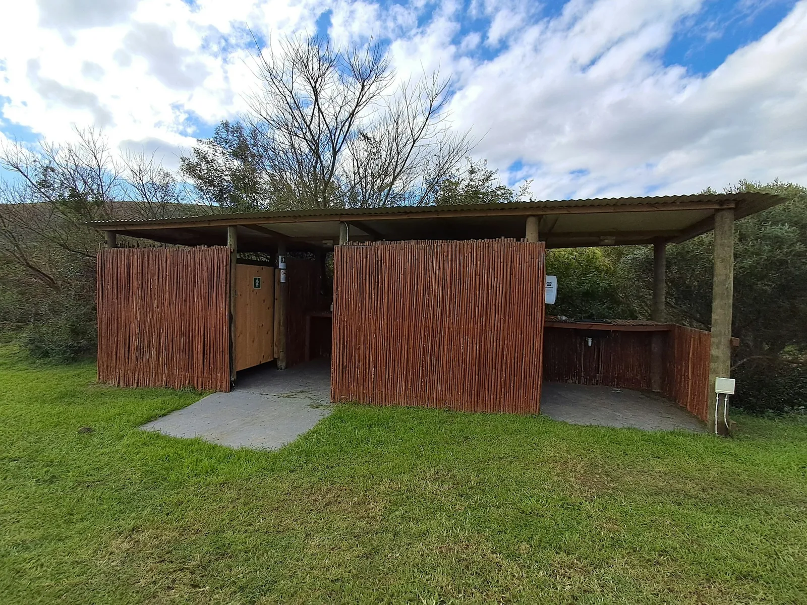 Reed ablution under a roof at Camp Area 4, FleckVieh | Fleckvieh Guest Farm - Camp Area 2 - Western Cape - Swellendam
