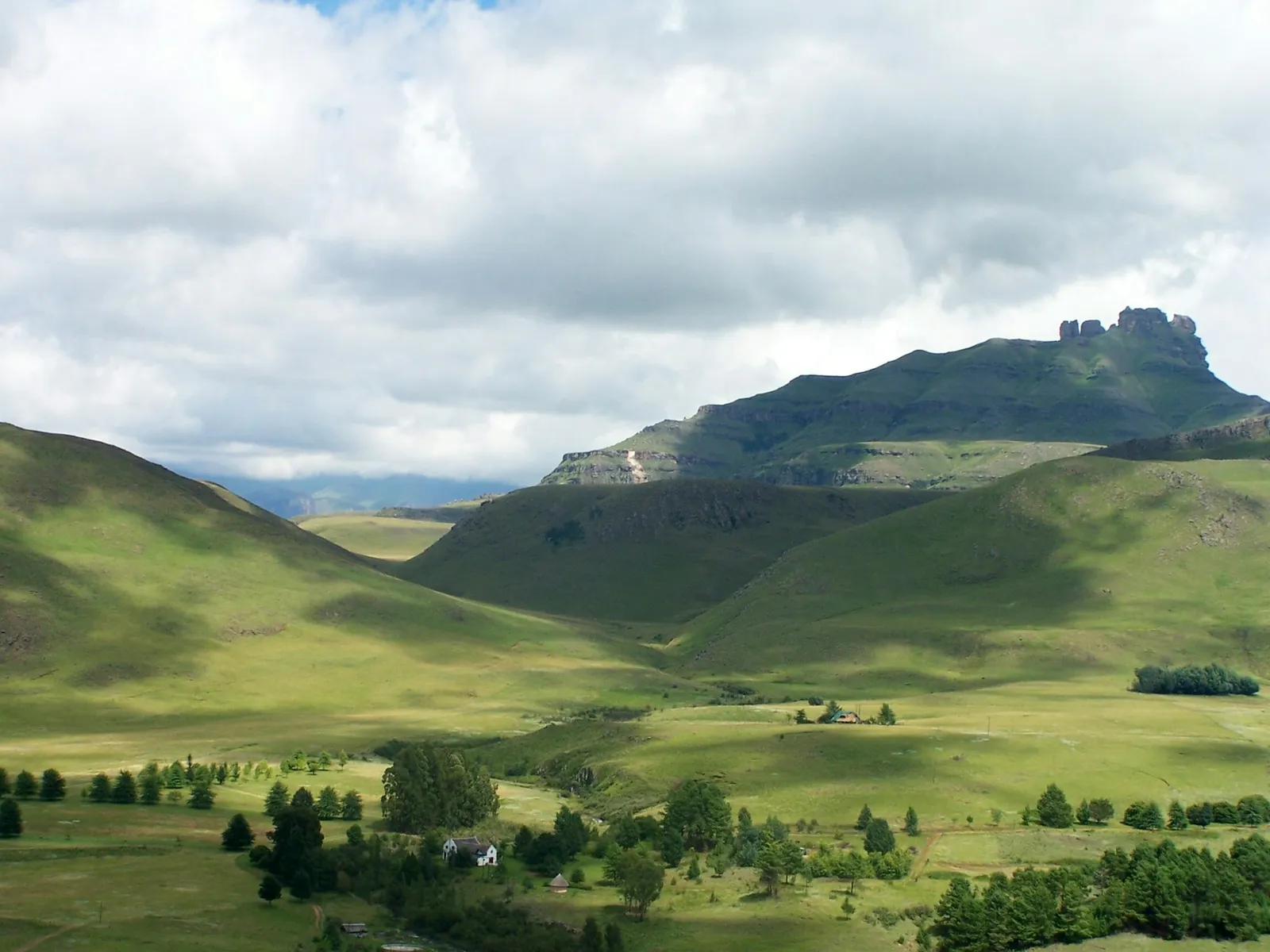Farm valley and Drakensberg peaks | Stoney Hall Farm - KwaZulu-Natal - Underberg