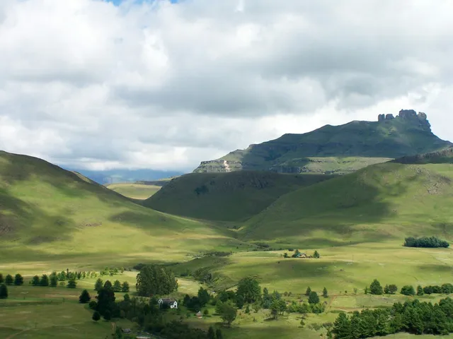 Farm valley and Drakensberg peaks | Stoney Hall Farm - KwaZulu-Natal - Underberg