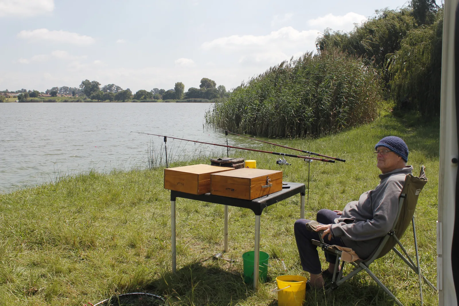 Angler setup on the grass bank | Blaauwpan Dam - Gauteng - Kempton Park - Blaauwpan Dam