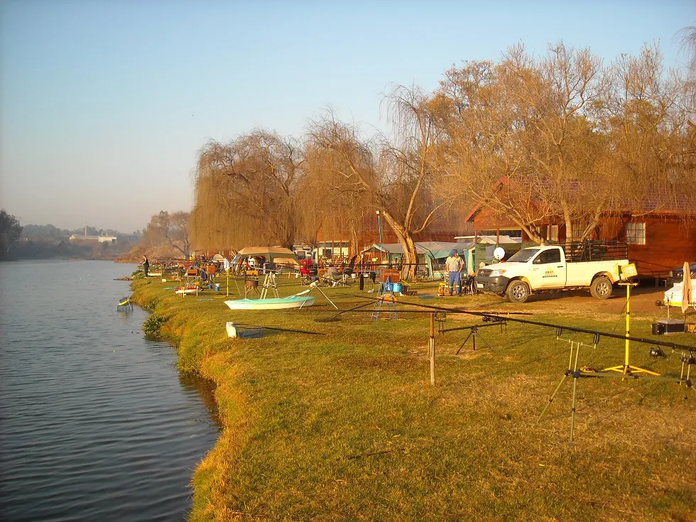 Cabins and fishing bank at sunset | Hengelaarsvriend Holiday Resort - Gauteng - Pretoria - Roodeplaat Dam