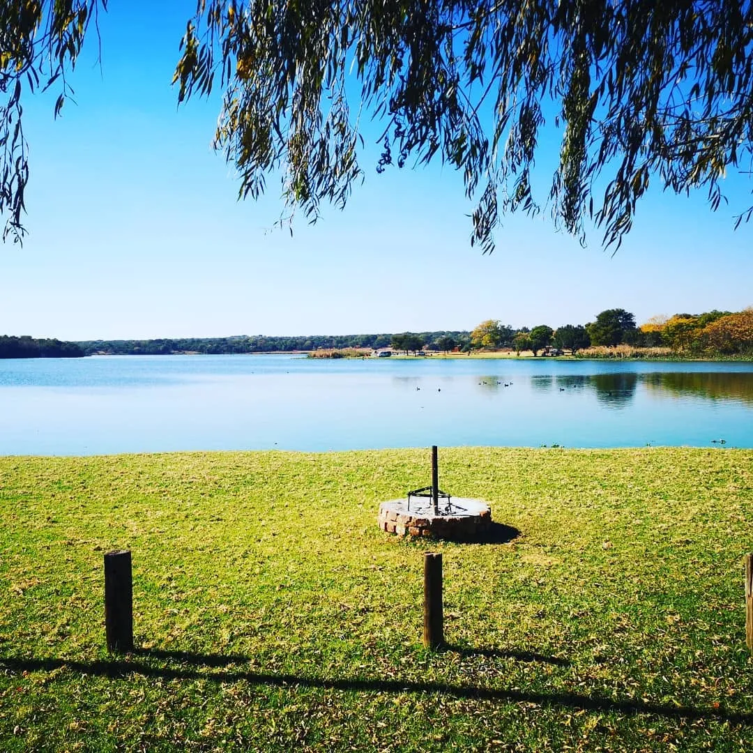 Waterfront braai area under willows | Hengelaarsvriend Holiday Resort - Gauteng - Pretoria - Roodeplaat Dam