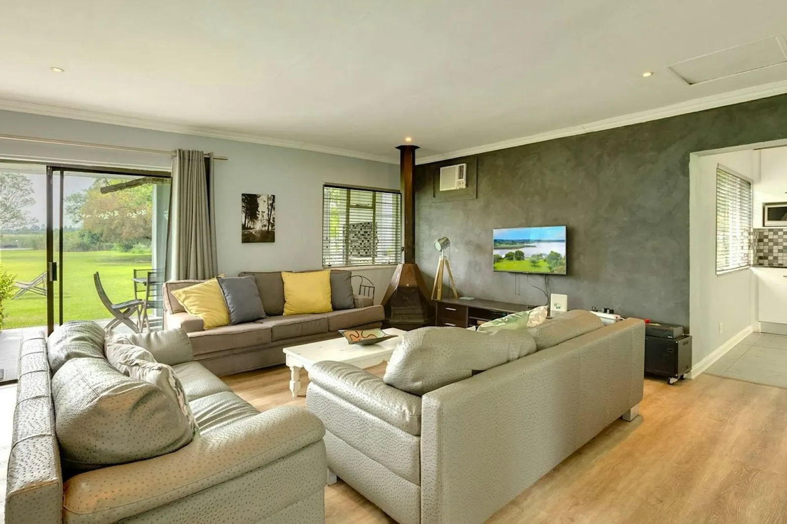 Lounge with Vaal River view | Lochvaal River House - Gauteng - Loch Vaal - Vaal River