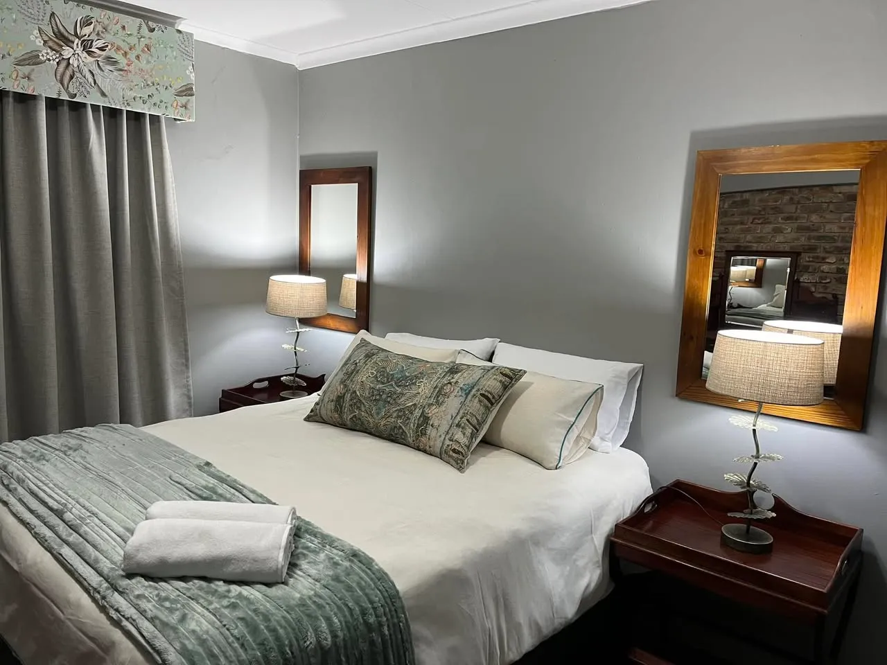 Guest bedroom with en-suite basin | Loch Athlone Overnight Accommodation - Free State - Bethlehem - Loch Athlone