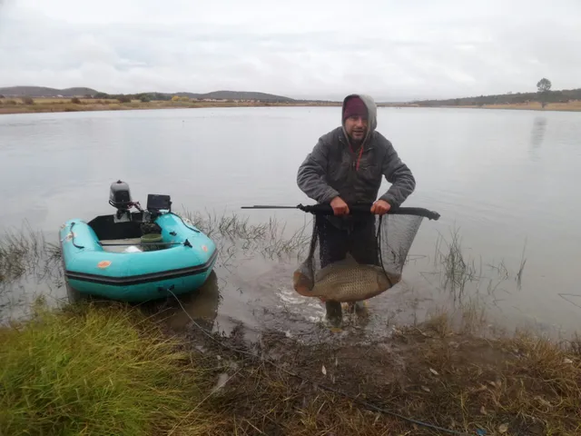 Angler with carp at the dam | Ratsegaai Dam - North West - Ventersdorp - Ratsegaai Dam
