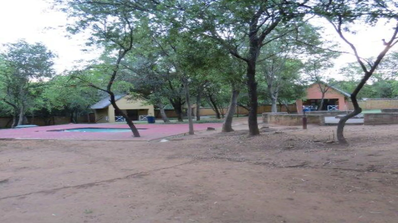 Swimming pool and thatched chalets | Nonyana River Lodge - Gauteng - Vanderbijlpark - Vaal River