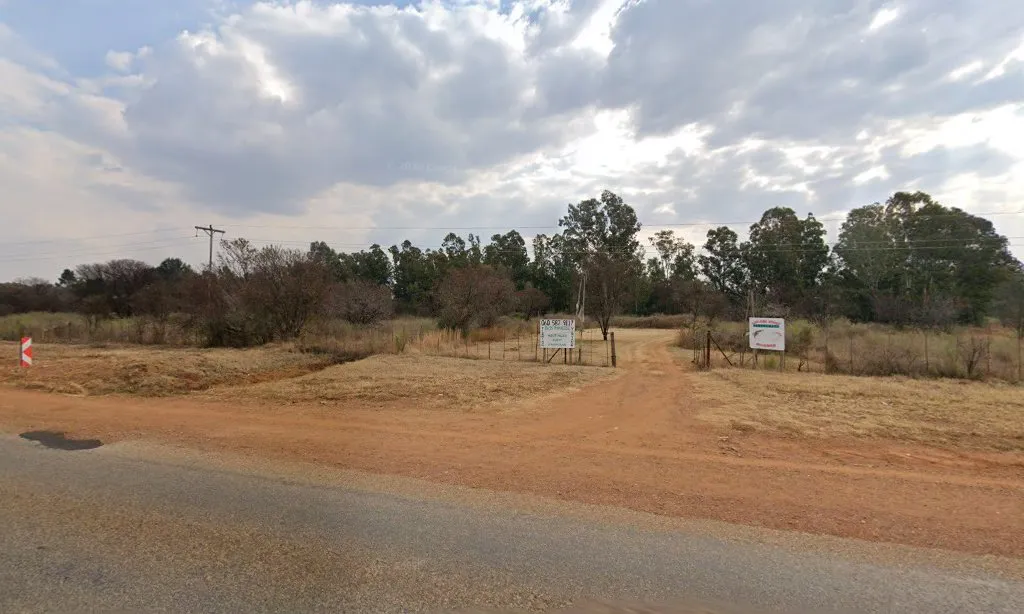 Entrance sign and gravel track | Klein-Plaas Boskop - North West - Potchefstroom - Boskop Dam