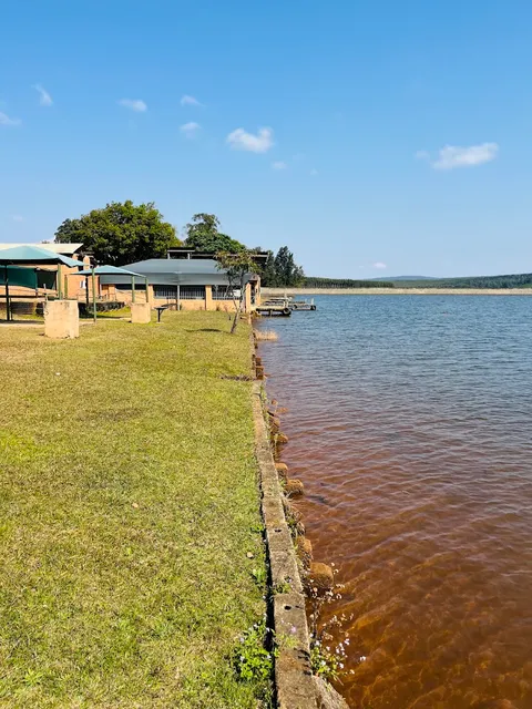 Shoreline picnic spots and shade | Klipkoppie Dam Fishing Area - Mpumalanga - White River - Klipkopjes Dam